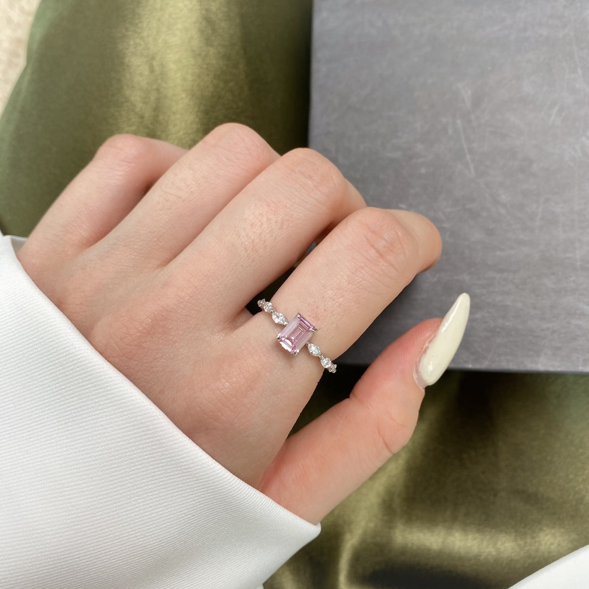 [AuraEcho]1.0 Carat Dainty Resplendent Radiant Cut Daily Ring