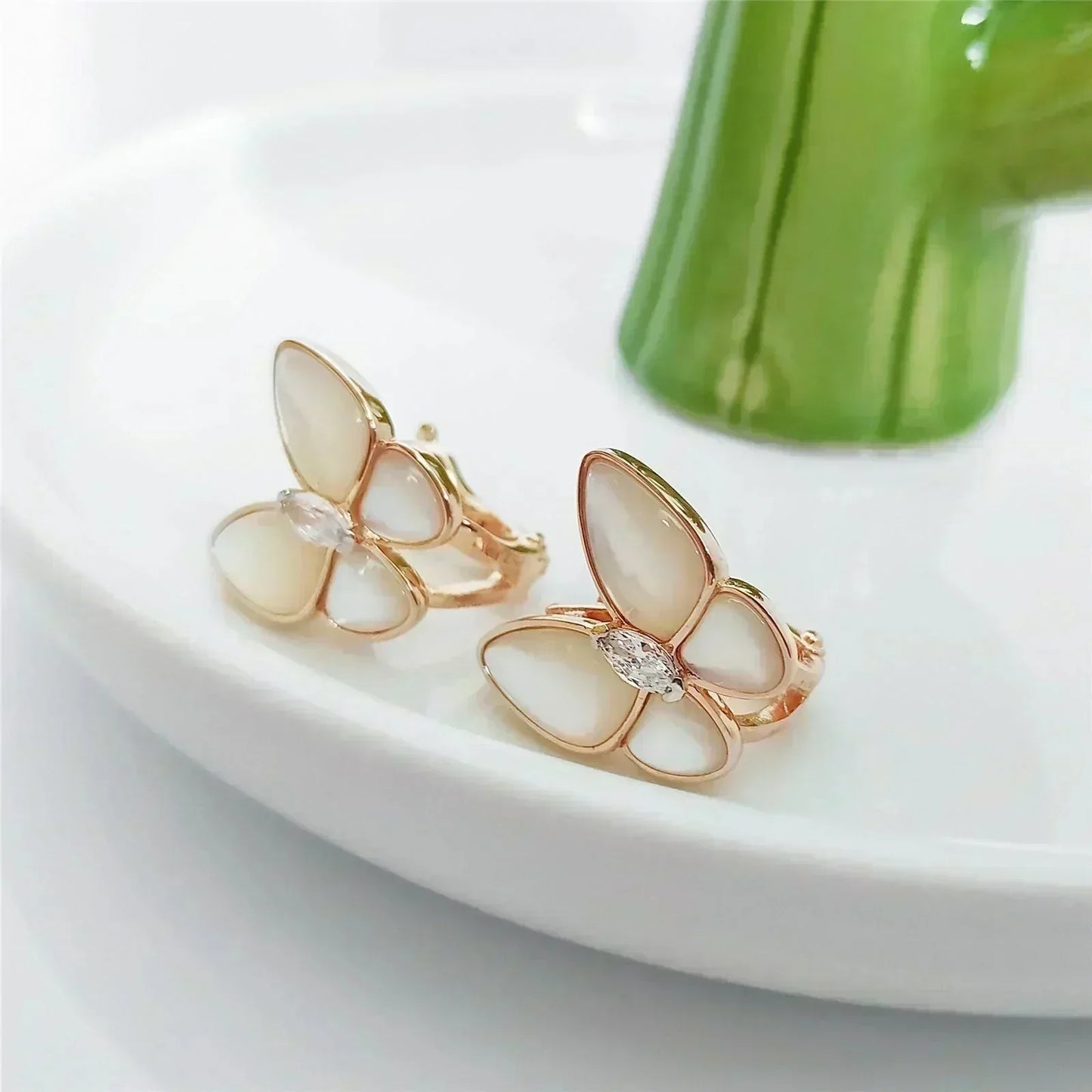[AuraEcho]BUTTERFLY MOP DIAMOND EARRINGS