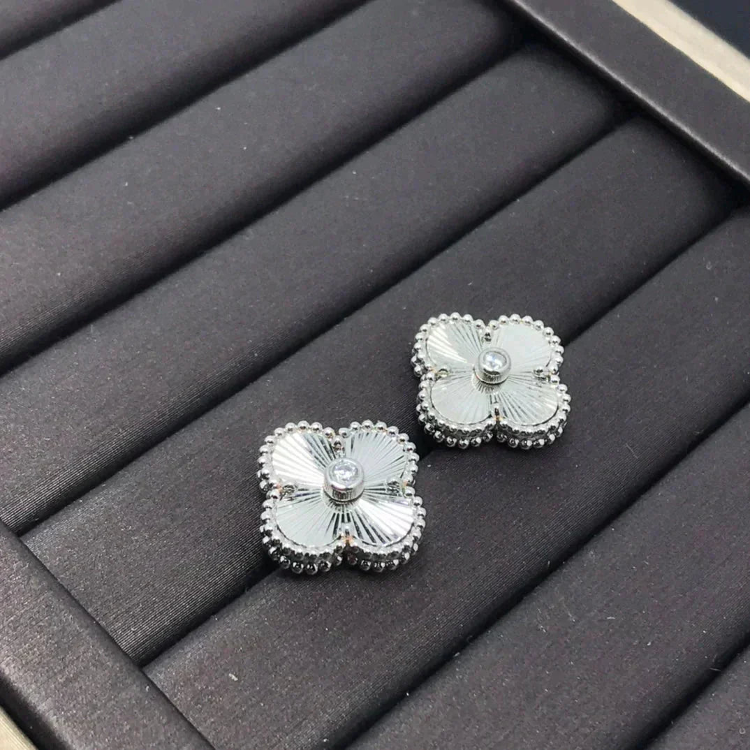 [AuraEcho]CLOVER MINI 9.5MM LASER EARRINGS