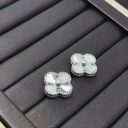 [AuraEcho]CLOVER MINI 9.5MM LASER EARRINGS