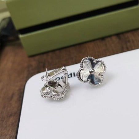 [AuraEcho]CLOVER MEDIUM STUD EARRINGS