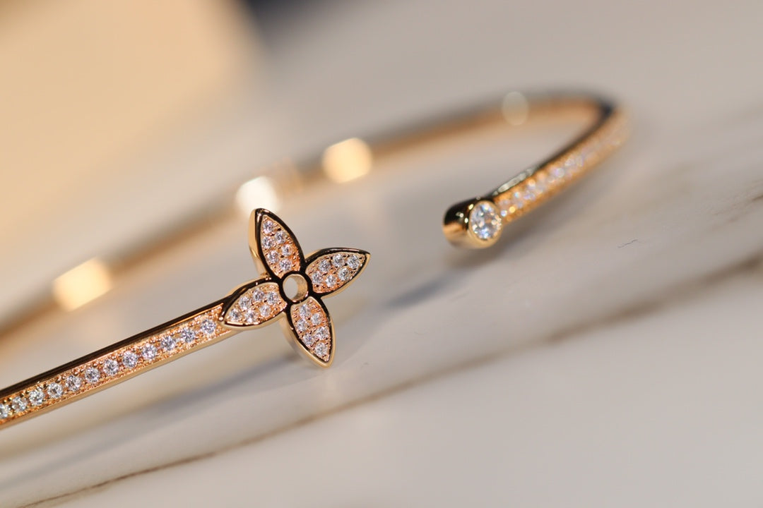 [AuraEcho]IDYLLE GOLD OPEN BRACELET DIAMOND PAVED